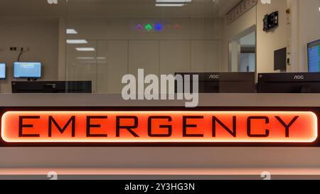 Cottbus, Germania. 13 settembre 2024. "EMERGENZA" è scritto su una lavagna illuminata sul bancone di un pronto soccorso. Crediti: Frank Hammerschmidt/dpa/Alamy Live News Foto Stock