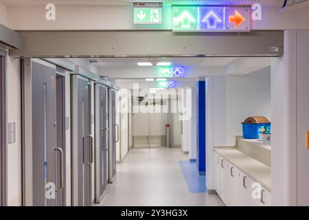 Cottbus, Germania. 13 settembre 2024. Un sistema di guida codificato a colori aiuta a orientarsi nei locali di una struttura di ammissione di emergenza. Crediti: Frank Hammerschmidt/dpa/Alamy Live News Foto Stock