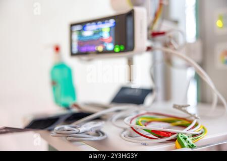 Cottbus, Germania. 13 settembre 2024. Le sonde per la registrazione dei parametri corporei si trovano su un tavolo in un pronto soccorso. Crediti: Frank Hammerschmidt/dpa/Alamy Live News Foto Stock