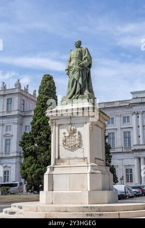 La statua in bronzo del re D. Carlos i di fronte al Palazzo Nazionale di Ajuda a Lisbona, Portogallo Foto Stock