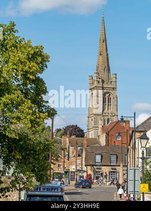 Torre della chiesa di All Saints / guglia sopra Castle Dyke Street ad agosto, Stamford, Lincolnshire, Inghilterra, Regno Unito Foto Stock
