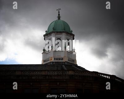 Dramatic Storm Clouds, Sheldonian Theatre, progettato da Christopher Wren, Università di Oxford, Oxfordshire, Inghilterra, Regno Unito, GB. Foto Stock