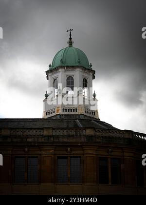 Dramatic Storm Clouds, Sheldonian Theatre, progettato da Christopher Wren, Università di Oxford, Oxfordshire, Inghilterra, Regno Unito, GB. Foto Stock