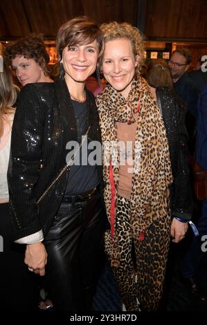 Christina Hecke mit Ehefrau Stefanie Henn bei der Verleihung des Deutschen Schauspielpreises 2024 im Club Theater Berlin. Berlino, 13.09.2024 *** Christina Hecke con la moglie Stefanie Henn alla cerimonia del German Acting Award 2024 al Club Theater Berlin, 13 09 2024 foto:XF.xKernx/xFuturexImagex schauspielpreis 4703 Foto Stock