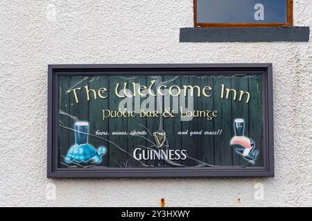 Il cartello per il Welcome Inn a Mossbank, Shetland. Foto Stock