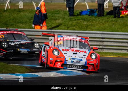 Sandown Park, Victoria, Australia. 14 settembre 2024. L'aereo acrobatico Repco sorvola la cima del circuito al 2024 Penrite Oils Sandown 500 al Sandown International Motor Raceway di Sandown Park (Credit Image: © James Forrester/ZUMA Press Wire) SOLO PER USO EDITORIALE! Non per USO commerciale! Foto Stock