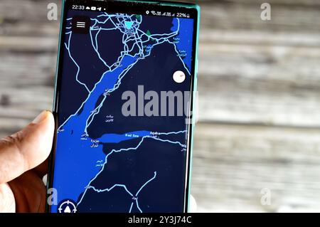 Cairo, Egitto, agosto 27 2024: Waze Mobile Ltd, una consociata di Google che fornisce software di navigazione satellitare su smartphone e altre com Foto Stock