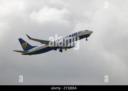 Ryanair Boeing 737 Max aereo di linea EI-HE decolla dall'aeroporto di Gatwick nell'Inghilterra meridionale Foto Stock