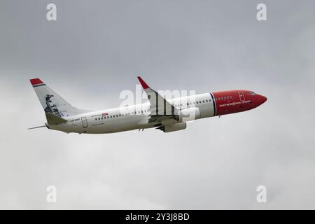 Il jet passeggeri norvegese Boeing 737-800 LN-ENP decolla dall'aeroporto di Gatwick nell'Inghilterra meridionale Foto Stock