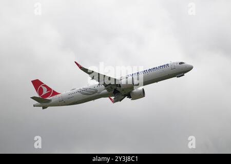 L'Airbus A321 passeggeri di linea TC-LPB di Turkish Airlines decolla dall'aeroporto di Gatwick, nel sud dell'Inghilterra Foto Stock