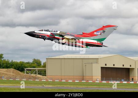 Vivid Italian Air Force Panavia Tornado velivolo da combattimento multiruolo di 32 Wing lascia la RAF Fairford dopo aver partecipato al RIAT Foto Stock