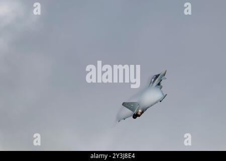 La Luftwaffe Eurofighter Typhoon EF2000 numero 3069 del 74th Tactical Air Force Wing mette in mostra al RIAT un'emozionante esibizione di volo Foto Stock