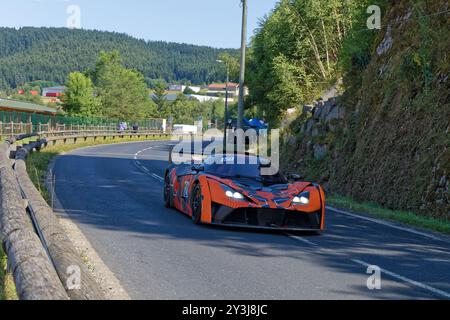 DUNIERES, FRANCIA, 20 luglio 2024: Auto da corsa in pista per il campionato francese di montagna Foto Stock