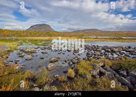 La vista autunnale di Saana è caduta dal lago Tsahkal vicino villaggio Kilpisjarvi, Lapponia, Finlandia Foto Stock