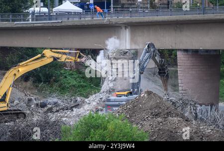 Dresda, Germania. 14 settembre 2024. Gli escavatori sono utilizzati per demolire ulteriori sezioni del ponte di Carola crollato. I lavori di demolizione e sgombero successivi al crollo parziale del Ponte Carola a Dresda stanno procedendo bene. Crediti: Robert Michael/dpa/Alamy Live News Foto Stock