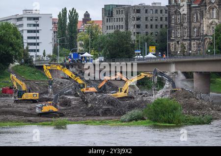 Dresda, Germania. 14 settembre 2024. Gli escavatori sono utilizzati per demolire ulteriori sezioni del ponte di Carola crollato. I lavori di demolizione e sgombero successivi al crollo parziale del Ponte Carola a Dresda stanno procedendo bene. Crediti: Robert Michael/dpa/Alamy Live News Foto Stock