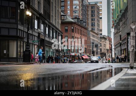 Boston, Massachusetts, Stati Uniti - 29 ottobre 2023: Veduta di una strada nel centro della città di Boston, Massachusetts. Foto Stock