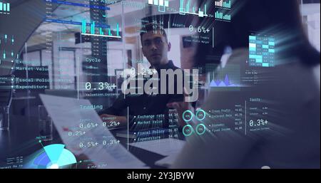 Immagine di diagrammi ed elaborazione dei dati su diversi colleghi che discutono di lavoro in ufficio Foto Stock