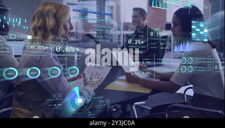 Immagine di diagrammi ed elaborazione dei dati su diversi colleghi che discutono di lavoro in ufficio Foto Stock
