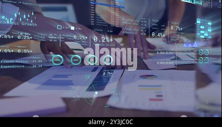 Immagine di diagrammi ed elaborazione dei dati su diversi colleghi che discutono di lavoro in ufficio Foto Stock