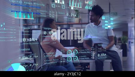 Immagine di diagrammi ed elaborazione dei dati su diversi colleghi che discutono di lavoro in ufficio Foto Stock