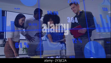Immagine di diagrammi ed elaborazione dei dati su diversi colleghi che discutono di lavoro in ufficio Foto Stock