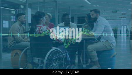 Incontro di lavoro con team diversi sull'immagine dell'analisi dei dati finanziari Foto Stock