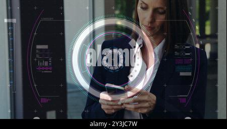 Immagine dell'elaborazione dei dati e della scansione dell'oscilloscopio su donna caucasica tramite smartphone Foto Stock
