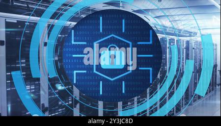 Immagine dello scanner circolare con icona del lucchetto di sicurezza della rete sulla sala server Foto Stock