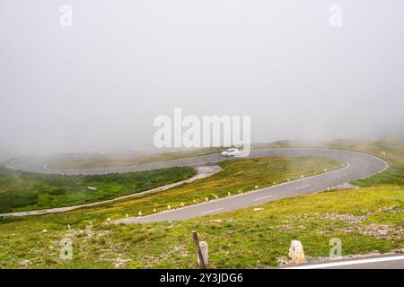 Una popolare strada alpina tortuosa che scompare tra le nuvole. Strada alpina Grossglockner nel Parco Nazionale degli alti Tauri, Austria Foto Stock