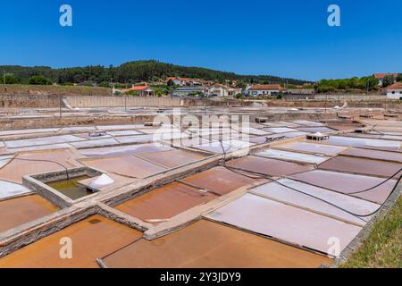 Rio Maior, Portogallo: 7 luglio 2024: Fonte da Bica Salt Flats, alias Salinas de Rio Maior, sistema di compartimenti d'acqua poco profondi e grondaie per sale extra Foto Stock