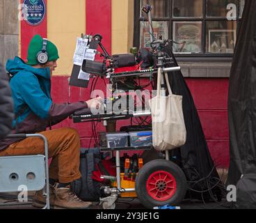 Edimburgo, Scozia, Regno Unito. 13 settembre 2024. Attività di ripresa intorno al Canongate a Royal Mile per il prossimo film Frankenstein nel centro della città Foto Stock