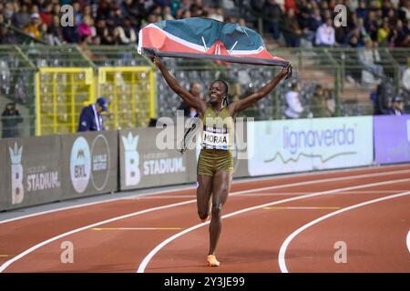 Bruxelles, Belgio. 13 settembre 2024. Mary Moraa del Kenya festeggia dopo la finale femminile di 800 m al Diamond League 2024 di Bruxelles Meeting a Bruxelles, Belgio, 13 settembre 2024. Crediti: Meng Dingbo/Xinhua/Alamy Live News Foto Stock