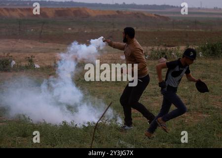 Si verificano scontri tra giovani palestinesi e soldati israeliani nel nord della Striscia di Gaza, a est della città di Beit Lahia. I palestinesi stavano manifestando a sostegno del diritto di ritorno, dopo la recente “marcia del ritorno” a Gaza. Un certo numero di manifestanti palestinesi sono rimasti feriti dopo aver inalato gas lacrimogeno gettato loro dalle forze di sicurezza israeliane durante le casse Foto Stock