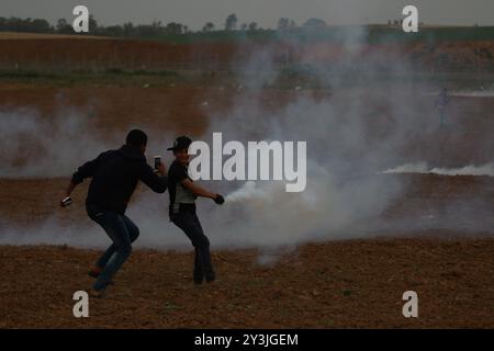 Si verificano scontri tra giovani palestinesi e soldati israeliani nel nord della Striscia di Gaza, a est della città di Beit Lahia. I palestinesi stavano manifestando a sostegno del diritto di ritorno, dopo la recente “marcia del ritorno” a Gaza. Un certo numero di manifestanti palestinesi sono rimasti feriti dopo aver inalato gas lacrimogeno gettato loro dalle forze di sicurezza israeliane durante le casse Foto Stock