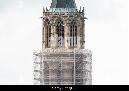Die gotische Kapellenkirche in Rottweil ist eingerüstet und wird über die kommenden Jahre restauriert. Rottweil Baden-Württemberg Deutschland *** The Gothic chapel church in Rottweil is scaffolded and will be restored over the coming years Rottweil Baden Württemberg Germany Foto Stock