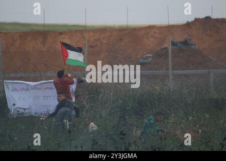 Si verificano scontri tra giovani palestinesi e soldati israeliani nel nord della Striscia di Gaza, a est della città di Beit Lahia. I palestinesi stavano manifestando a sostegno del diritto di ritorno, dopo la recente “marcia del ritorno” a Gaza. Un certo numero di manifestanti palestinesi sono rimasti feriti dopo aver inalato gas lacrimogeno gettato loro dalle forze di sicurezza israeliane durante le casse Foto Stock