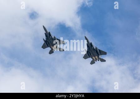 USAF - McDonnell Douglas F-15E Strike Eagles, in arrivo alla RAF Fairford per prendere parte allo spettacolo statico al Royal International Air Tattoo 2024. Foto Stock