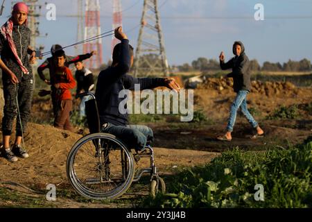 Si verificano scontri tra giovani palestinesi e soldati israeliani a Gaza, vicino al suo confine orientale e al sito israeliano di Nahal Oz. I manifestanti palestinesi protestarono contro il riconoscimento di Gerusalemme da parte del presidente degli Stati Uniti Trump come capitale di Israele, il 100° giorno dal suo annuncio. Un certo numero di manifestanti sono stati feriti da proiettili vivi sparati contro di loro dai soldati israeliani Foto Stock