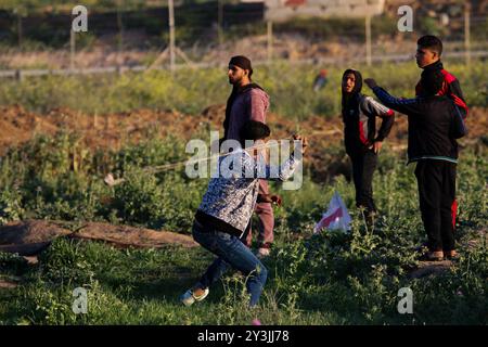 Si verificano scontri tra giovani palestinesi e soldati israeliani a Gaza, vicino al suo confine orientale e al sito israeliano di Nahal Oz. I manifestanti palestinesi protestarono contro il riconoscimento di Gerusalemme da parte del presidente degli Stati Uniti Trump come capitale di Israele, il 100° giorno dal suo annuncio. Un certo numero di manifestanti sono stati feriti da proiettili vivi sparati contro di loro dai soldati israeliani Foto Stock