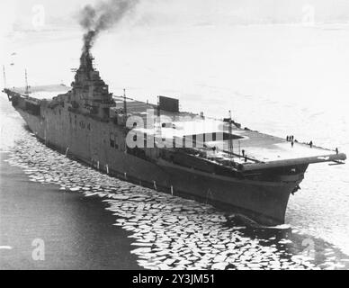 La portaerei della US Navy USS Lexington (CV-16) fuma attraverso il ghiaccio galleggiante nel porto di Boston, Massachusetts (USA), il 17 febbraio 1943, il giorno in cui è entrata in servizio per la prima volta Foto Stock