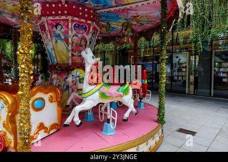 Ko Samui, Tailandia - 11 luglio 2024: Una giostra colorata adornata di decorazioni si erge presso il Central Mall, Ko Samui Foto Stock