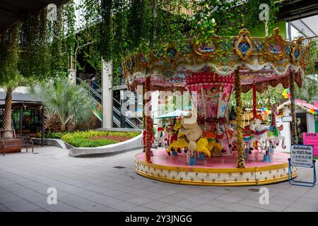 Ko Samui, Tailandia - 11 luglio 2024: Una giostra colorata adornata di decorazioni si erge presso il Central Mall, Ko Samui Foto Stock