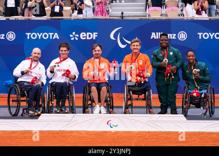 Parigi, Francia. 4 settembre 2024. PARIGI, FRANCIA - 4 SETTEMBRE: Andy Lapthorne di Gran Bretagna, Gregory Slade di Gran Bretagna, Sam Schroder dei Paesi Bassi, Niels Vink dei Paesi Bassi, Donald Ramphadi del Sud Africa e Lucas Sithole del Sud Africa durante la cerimonia del podio dopo aver gareggiato nella finale Quads Doubles durante il giorno 7 di Wheelchair Tennis - Paris 2024 Summer Paralympic Games al Roland Garros il 4 settembre 2024 a Parigi, Francia. (Foto di Joris Verwijst/Agenzia BSR) credito: Agenzia BSR/Alamy Live News Foto Stock