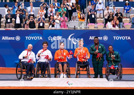 Parigi, Francia. 4 settembre 2024. PARIGI, FRANCIA - 4 SETTEMBRE: Andy Lapthorne di Gran Bretagna, Gregory Slade di Gran Bretagna, Sam Schroder dei Paesi Bassi, Niels Vink dei Paesi Bassi, Donald Ramphadi del Sud Africa e Lucas Sithole del Sud Africa durante la cerimonia del podio dopo aver gareggiato nella finale Quads Doubles durante il giorno 7 di Wheelchair Tennis - Paris 2024 Summer Paralympic Games al Roland Garros il 4 settembre 2024 a Parigi, Francia. (Foto di Joris Verwijst/Agenzia BSR) credito: Agenzia BSR/Alamy Live News Foto Stock