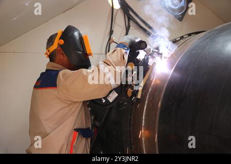 (240914) -- HERAT, 14 settembre 2024 (Xinhua) -- un ingegnere del campo energetico lavora nella provincia di Herat, Afghanistan, 11 settembre 2024. L'inaugurazione dei lavori per la costruzione del gasdotto Turkmenistan-Afghanistan-Pakistan-India (TAPI) sul territorio afghano è stata formalmente avviata dai leader dell'Afghanistan e del Turkmenistan mercoledì. Il programma è stato considerato una delle principali fonti di creazione di opportunità di lavoro per l'Afghanistan devastato dalla guerra. ANDARE CON "Feature: Il lavoro sul progetto di gasdotto TAPI aumenta la speranza tra gli afghani" (foto di Mashal/Xinhua) Foto Stock