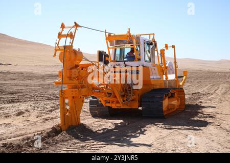 (240914) -- HERAT, 14 settembre 2024 (Xinhua) -- questa foto scattata l'11 settembre 2024 mostra un trattore che lavora nella provincia di Herat, Afghanistan. L'inaugurazione dei lavori per la costruzione del gasdotto Turkmenistan-Afghanistan-Pakistan-India (TAPI) sul territorio afghano è stata formalmente avviata dai leader dell'Afghanistan e del Turkmenistan mercoledì. Il programma è stato considerato una delle principali fonti di creazione di opportunità di lavoro per l'Afghanistan devastato dalla guerra. ANDARE CON "Feature: Il lavoro sul progetto di gasdotto TAPI aumenta la speranza tra gli afghani" (foto di Mashal/Xinhua) Foto Stock