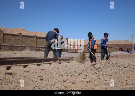 (240914) -- HERAT, 14 settembre 2024 (Xinhua) -- questa foto scattata l'11 settembre 2024 mostra i lavoratori afghani che lavorano nella provincia di Herat, Afghanistan. L'inaugurazione dei lavori per la costruzione del gasdotto Turkmenistan-Afghanistan-Pakistan-India (TAPI) sul territorio afghano è stata formalmente avviata dai leader dell'Afghanistan e del Turkmenistan mercoledì. Il programma è stato considerato una delle principali fonti di creazione di opportunità di lavoro per l'Afghanistan devastato dalla guerra. ANDARE CON "Feature: Il lavoro sul progetto di gasdotto TAPI aumenta la speranza tra gli afghani" (foto di Mashal/Xinhua) Foto Stock