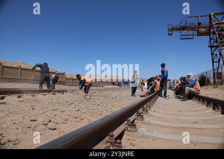 (240914) -- HERAT, 14 settembre 2024 (Xinhua) -- questa foto scattata l'11 settembre 2024 mostra i lavoratori afghani che lavorano nella provincia di Herat, Afghanistan. L'inaugurazione dei lavori per la costruzione del gasdotto Turkmenistan-Afghanistan-Pakistan-India (TAPI) sul territorio afghano è stata formalmente avviata dai leader dell'Afghanistan e del Turkmenistan mercoledì. Il programma è stato considerato una delle principali fonti di creazione di opportunità di lavoro per l'Afghanistan devastato dalla guerra. ANDARE CON "Feature: Il lavoro sul progetto di gasdotto TAPI aumenta la speranza tra gli afghani" (foto di Mashal/Xinhua) Foto Stock