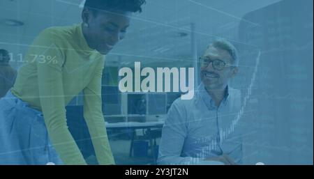 Immagine dell'elaborazione dei dati finanziari su diversi dipendenti aziendali in ufficio Foto Stock